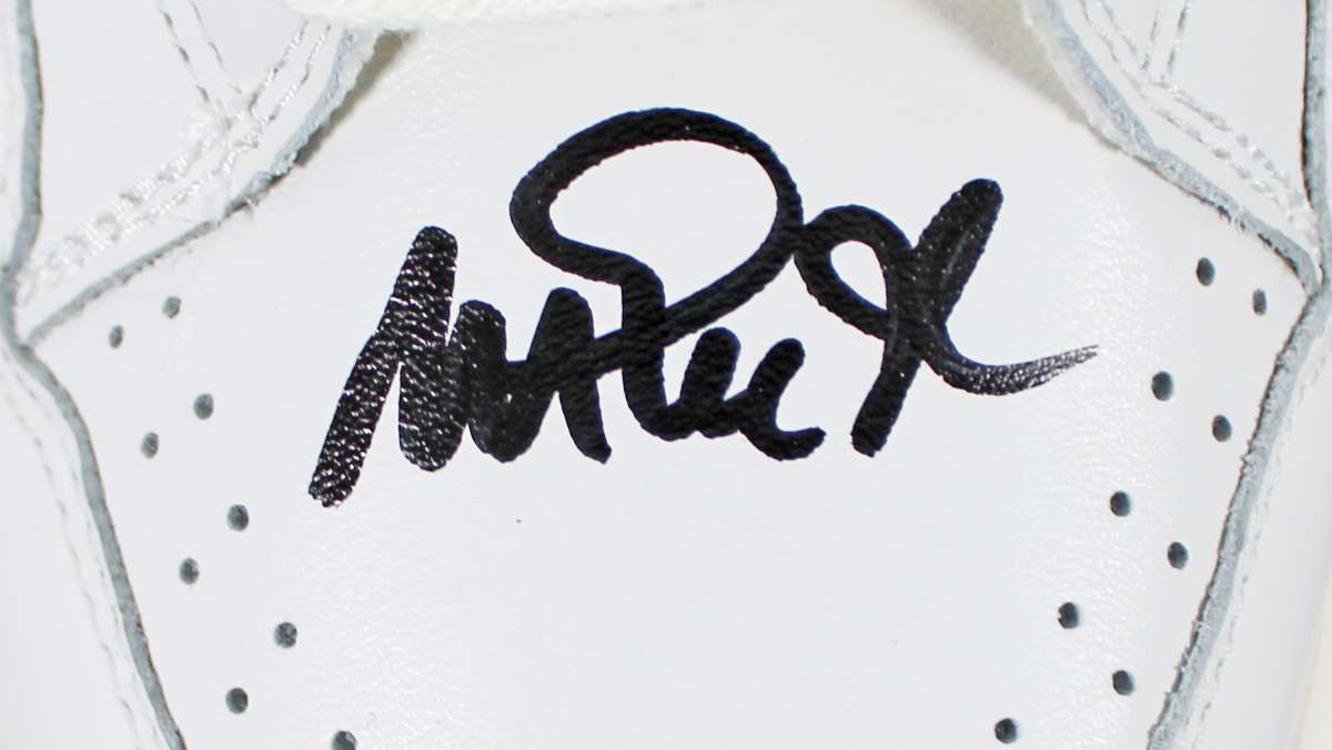 
Lakers Magic Johnson Signed Right Purple & White Converse Weapon Shoe BAS Wit 2