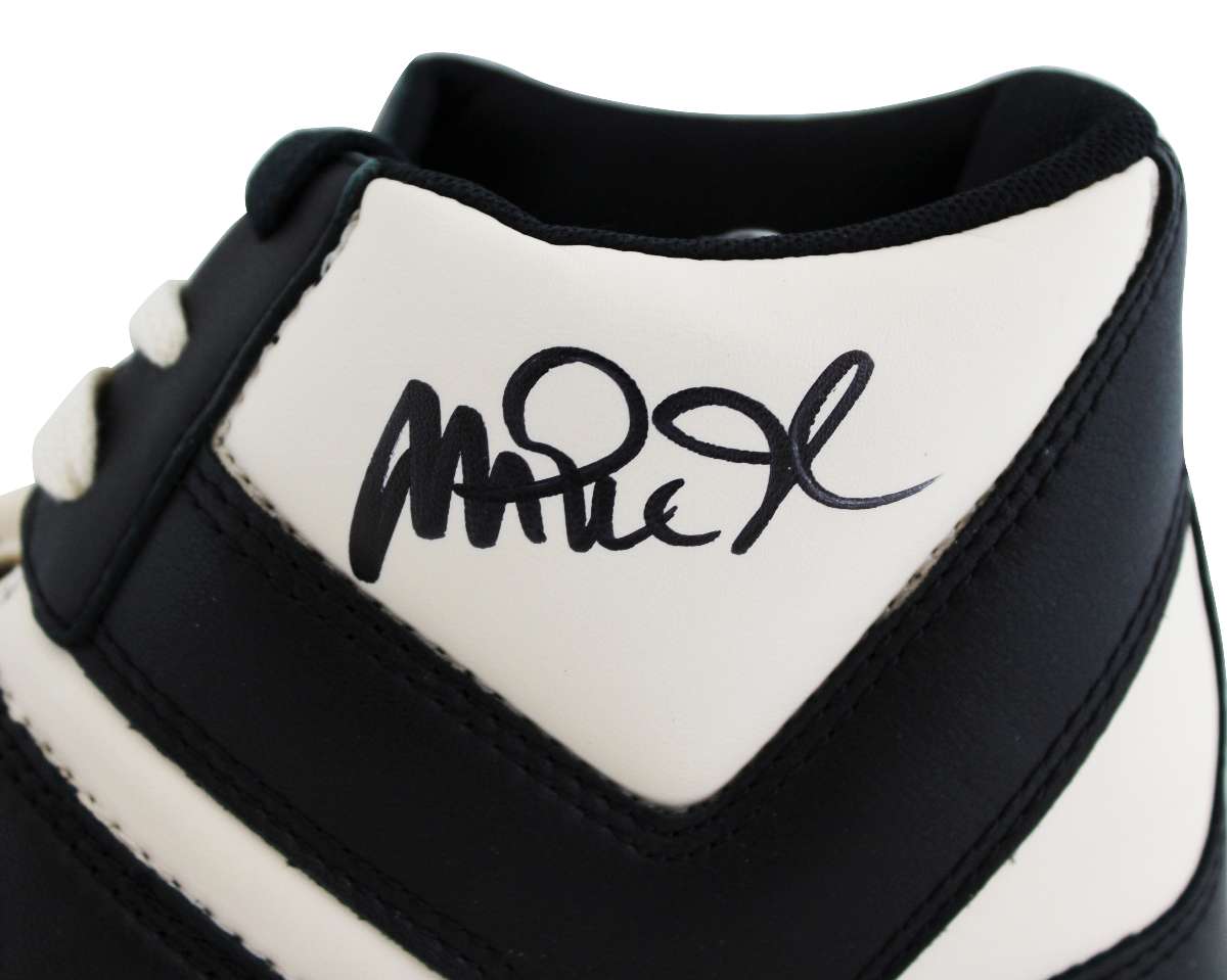 
Lakers Magic Johnson Signed Left B&W Converse Weapon Shoe W/ Case BAS Witness 3