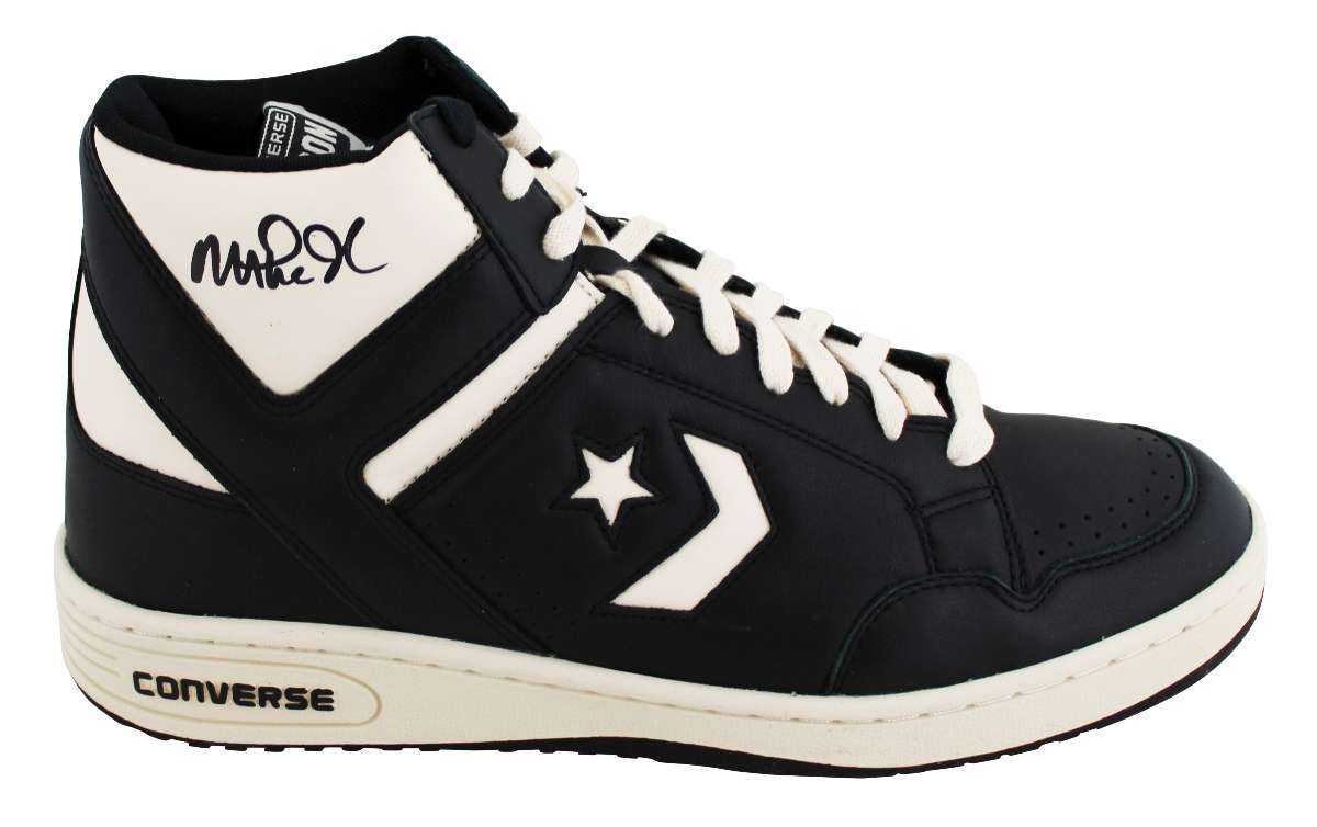 
Lakers Magic Johnson Signed Right B&W Converse Weapon Shoe W/ Case BAS Witness 3