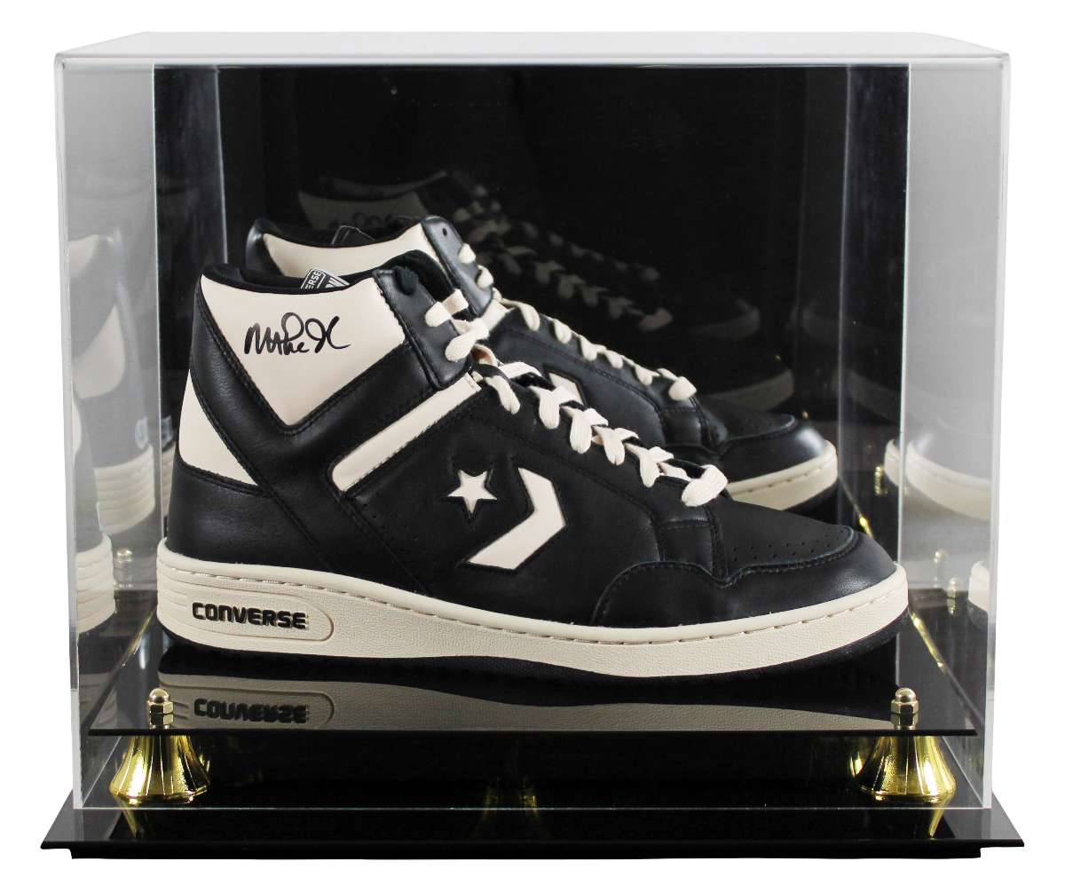 
Lakers Magic Johnson Signed Right B&W Converse Weapon Shoe W/ Case BAS Witness 3